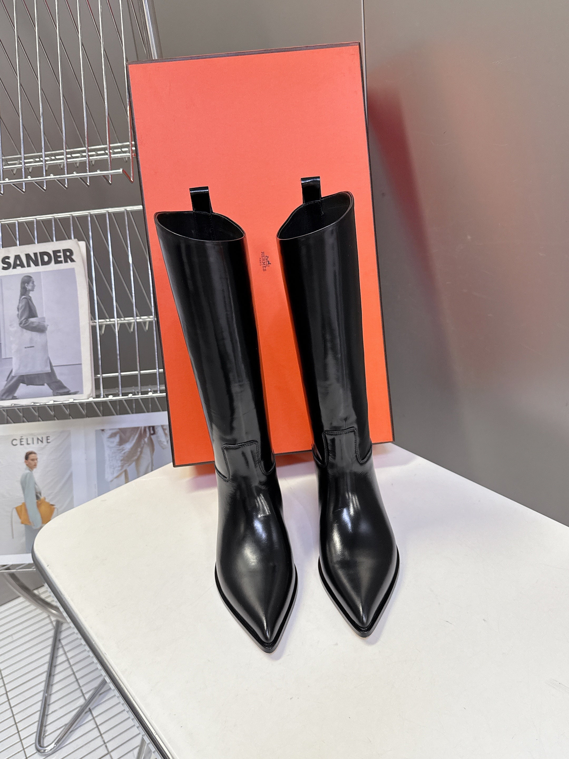 HM 25S POINTED-TOE KNEE-HIGH BOOTS IN BLACK GLOSSY LAMBSKIN