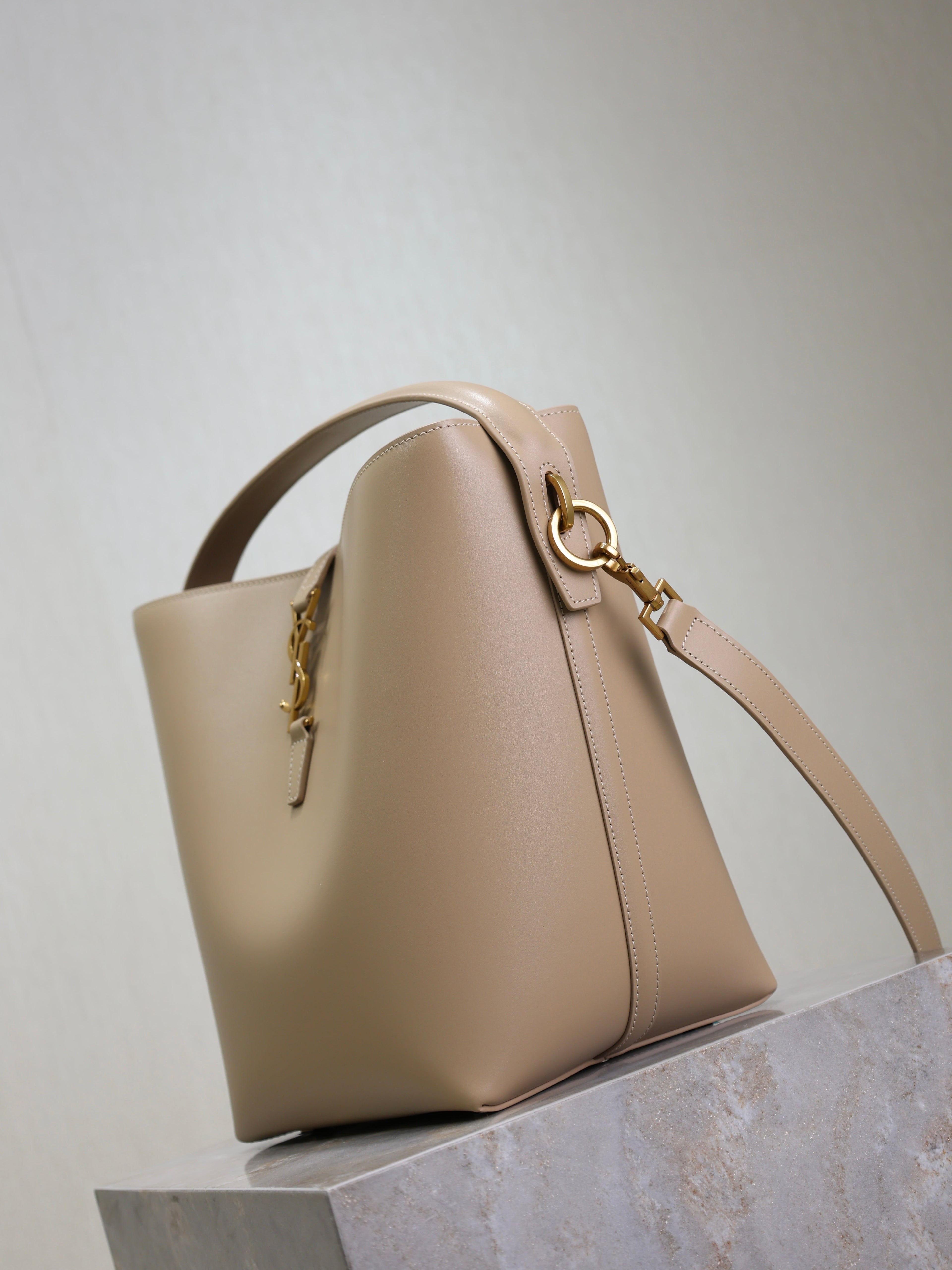 YSL 25S LE 5 À 7 BUCKET 26 IN NUDE CALFSKIN GOLD HARDWARE