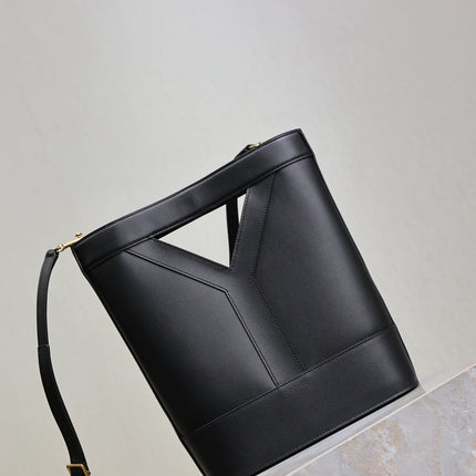 YSL 25S Y SMALL BUCKET 29 IN BLACK CALFSKIN GOLD HARDWARE