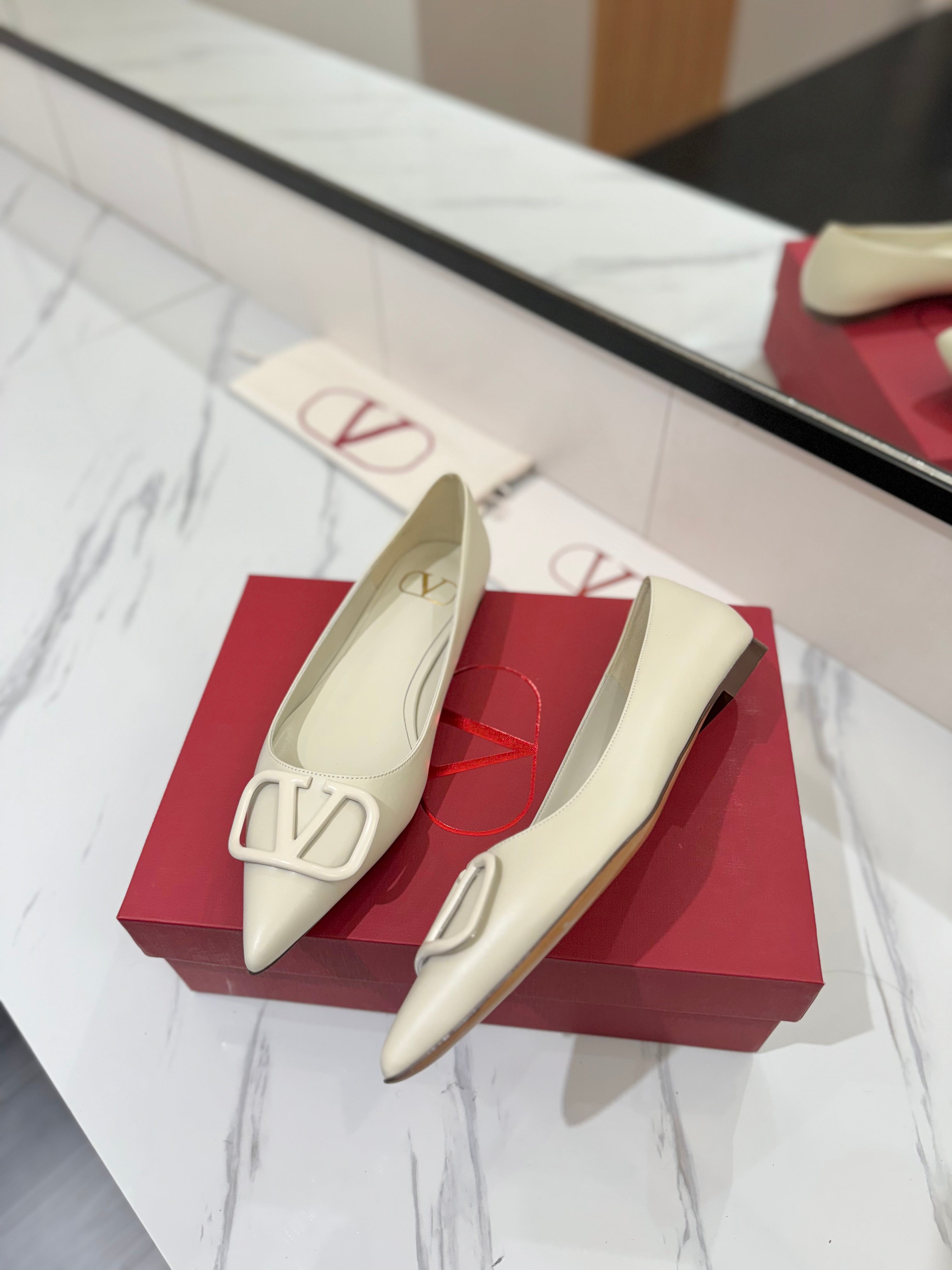 VALENTINO 26S BALLET FLATS IN CREAM WHITE SMOOTH CALFSKIN