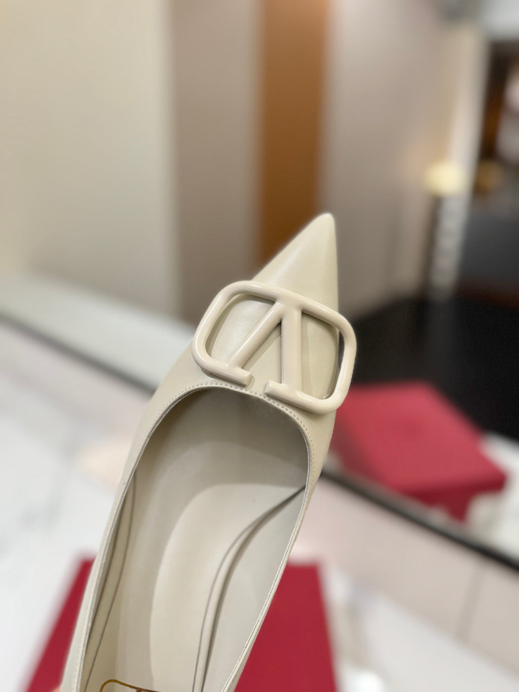 VALENTINO 26S BALLET FLATS IN CREAM WHITE SMOOTH CALFSKIN