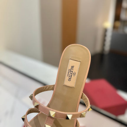 VALENTINO 26S SANDALS IN BEIGE PINK PATENT CALFSKIN WITH GOLD STUDS