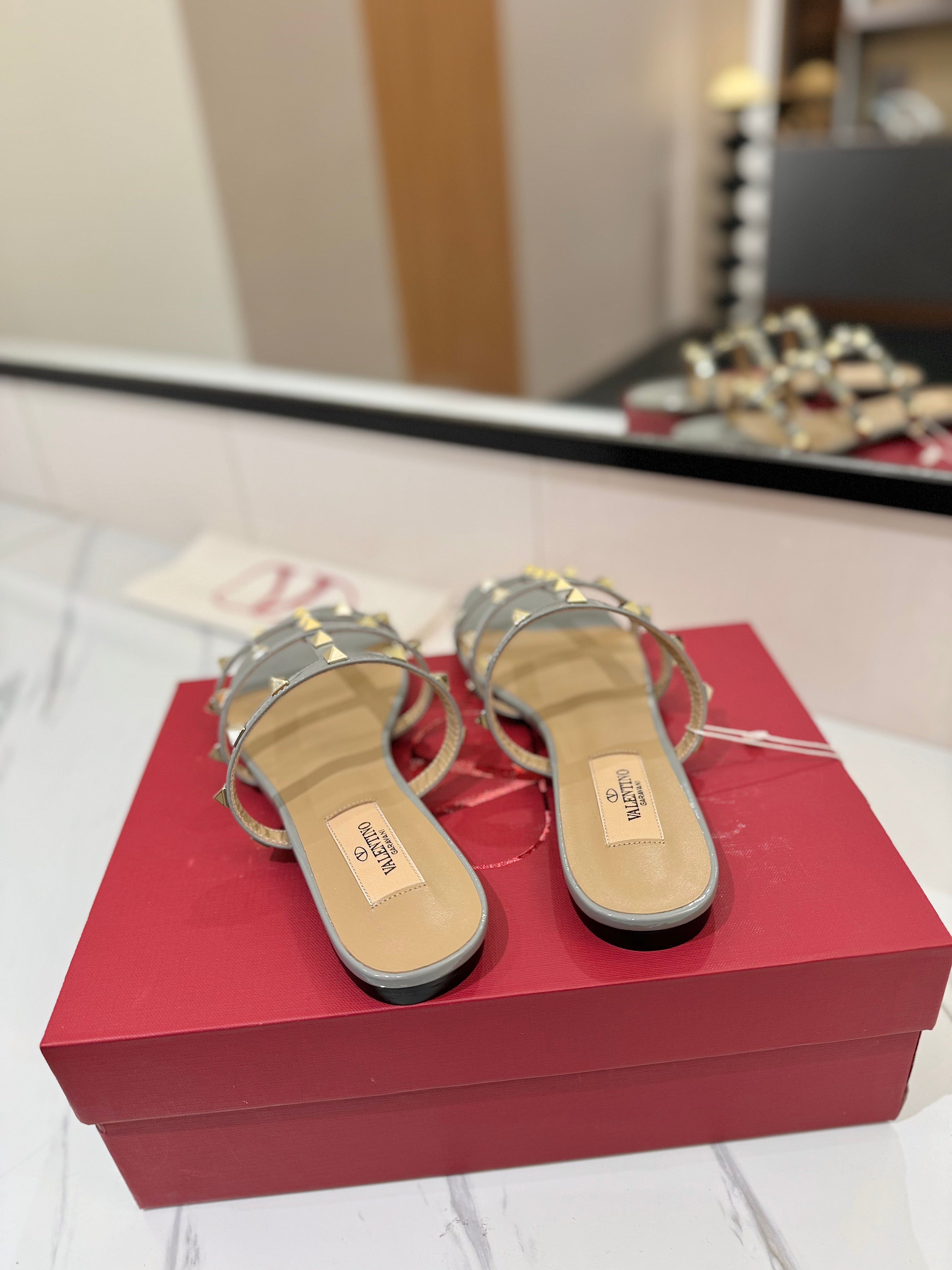 VALENTINO 26S SANDALS IN LIGHT GREY PATENT CALFSKIN WITH GOLD STUDS