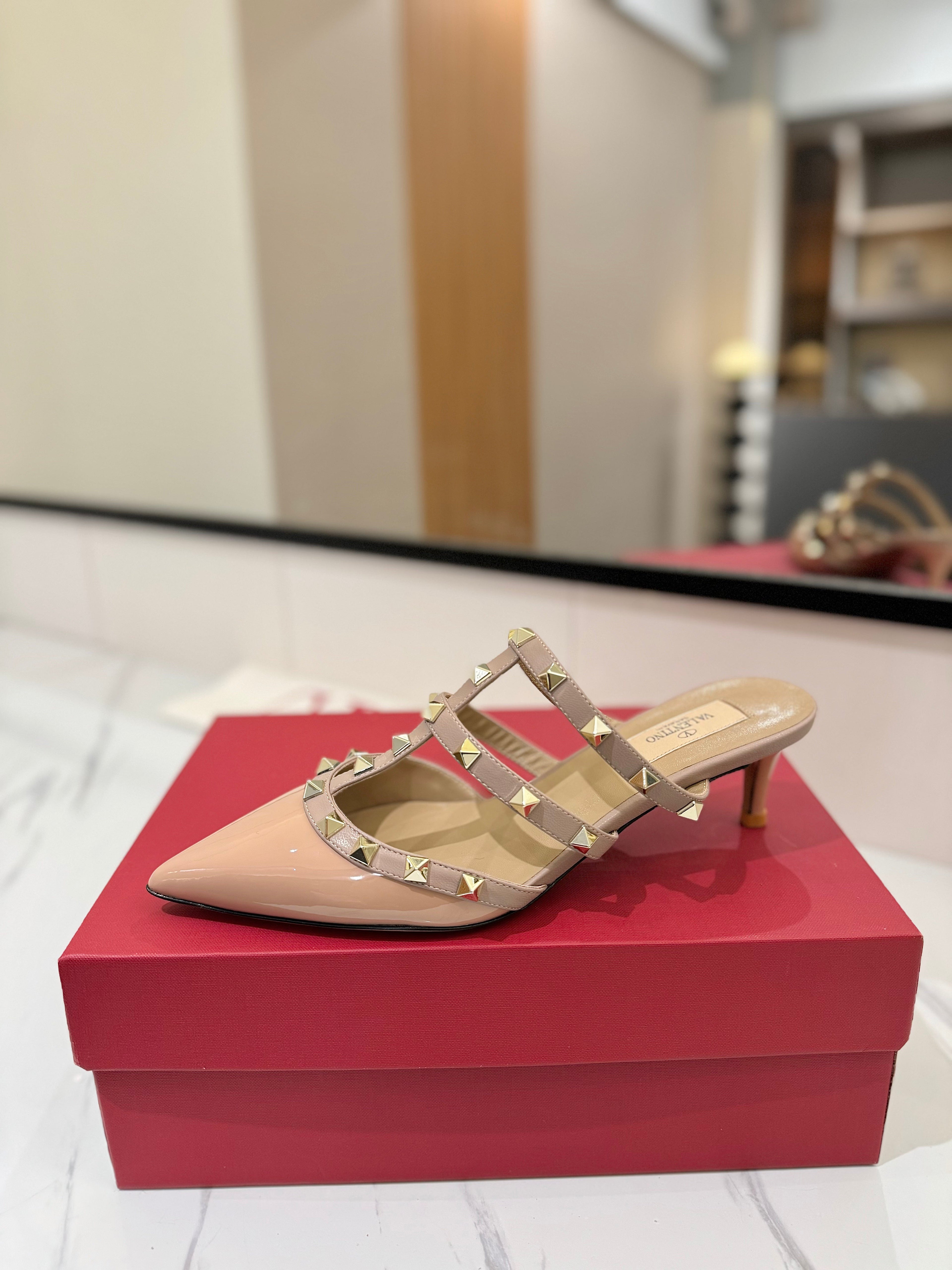 VALENTINO 26S STUDDED HEELED MULES 50 MM IN BEIGE PINK PATENT CALFSKIN