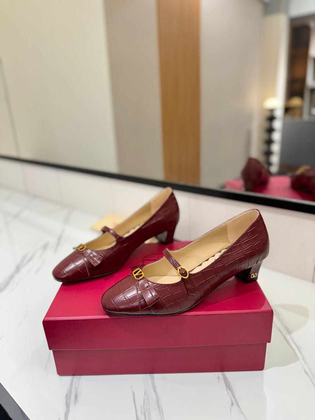VLTN VLOGO SIGNATURE ROUND-TOE HEELS 25S IN DARK RED LAMBSKIN SNAKE-EMBOSSED