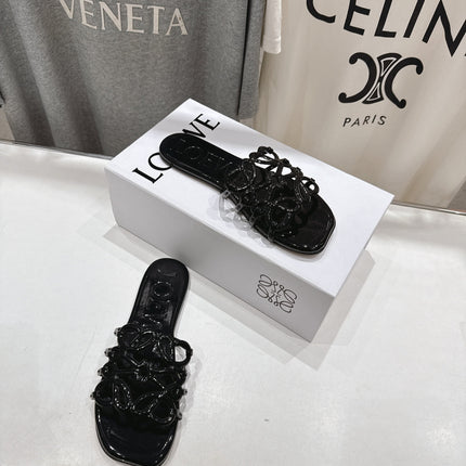 LOEWE 26S PETAL ANAGRAM SLIDE IN BLACK PATENT CALFSKIN