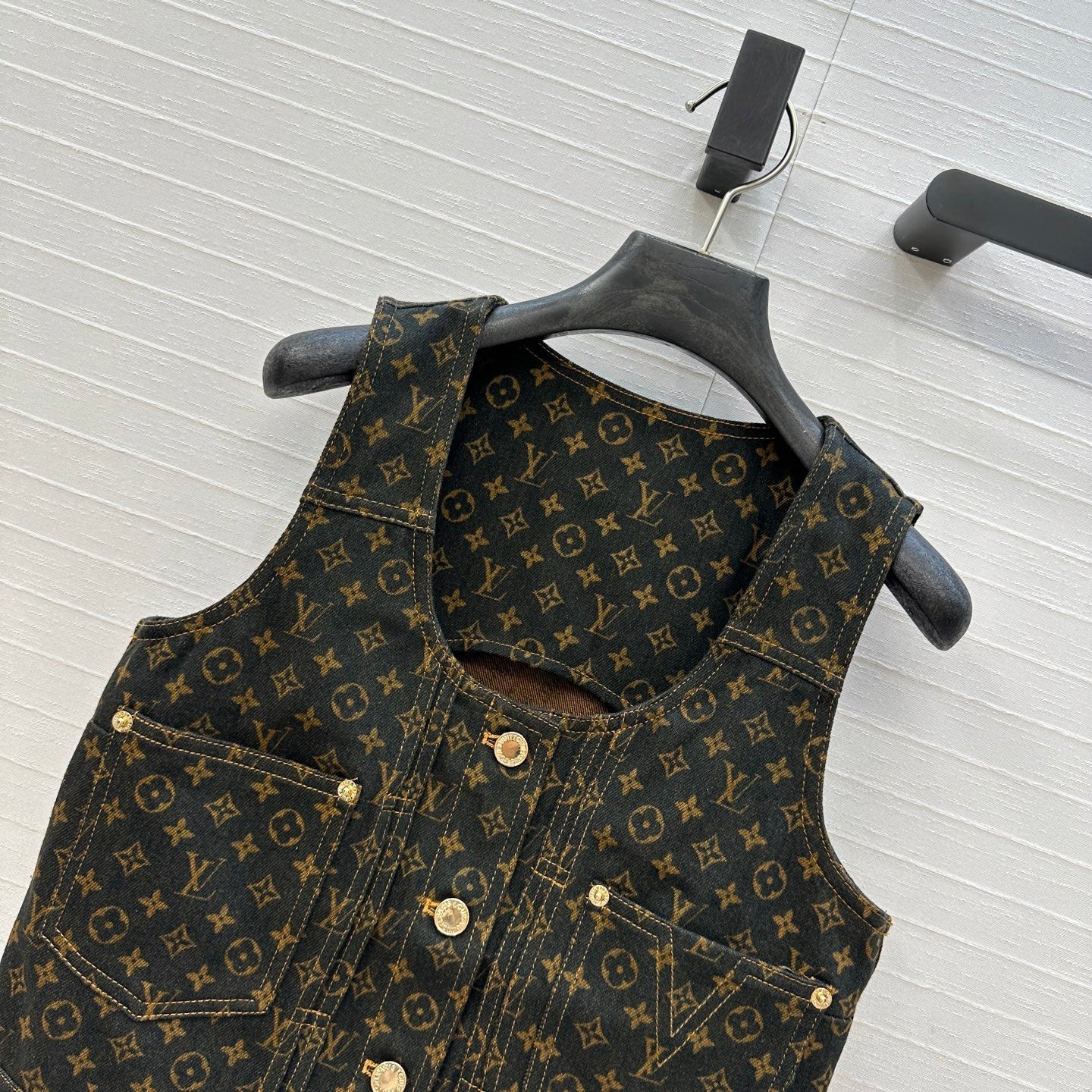 LV  DENIM SLEEVELESS TOP WITH LOGO 264405