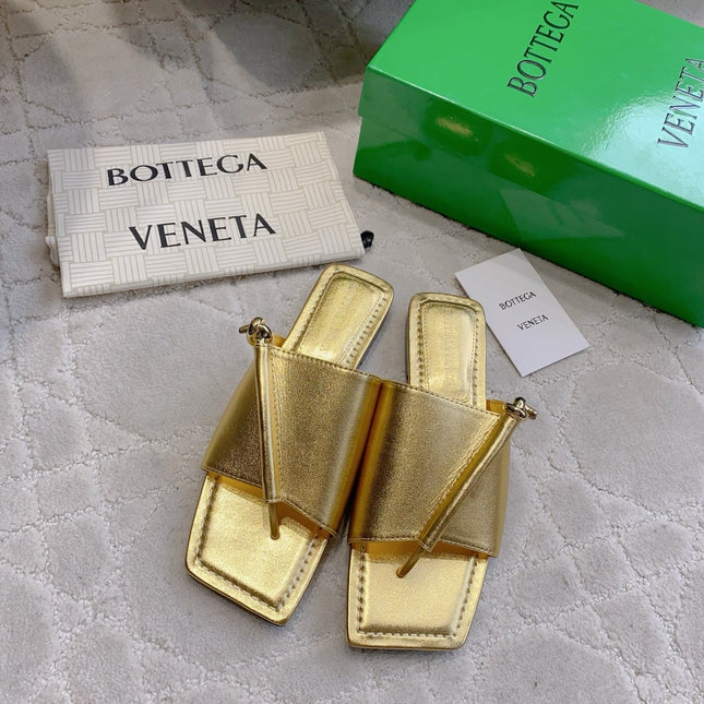 BOTTEGA VENETA 26S FLAT THONG SANDALS IN GOLD LAMBSKIN