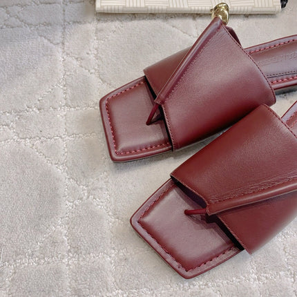 BOTTEGA VENETA 26S FLAT THONG SANDALS IN DARK RED LAMBSKIN