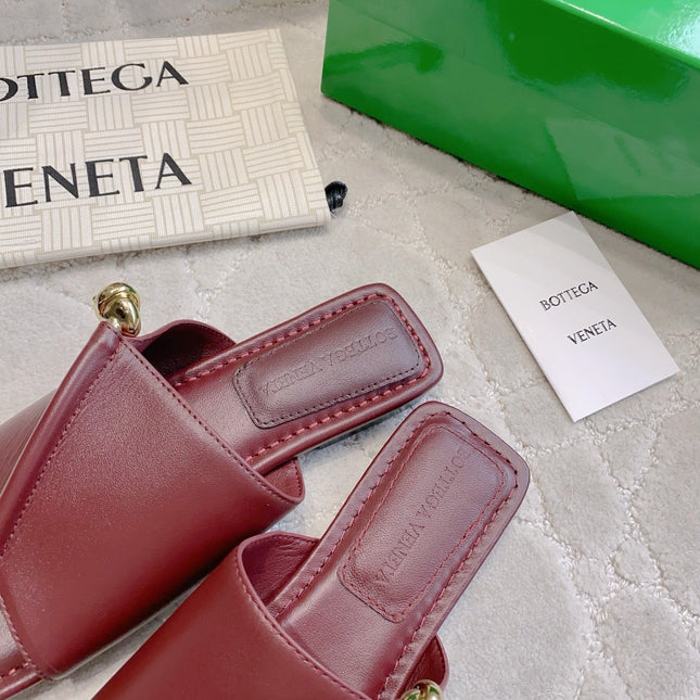BOTTEGA VENETA 26S FLAT THONG SANDALS IN DARK RED LAMBSKIN