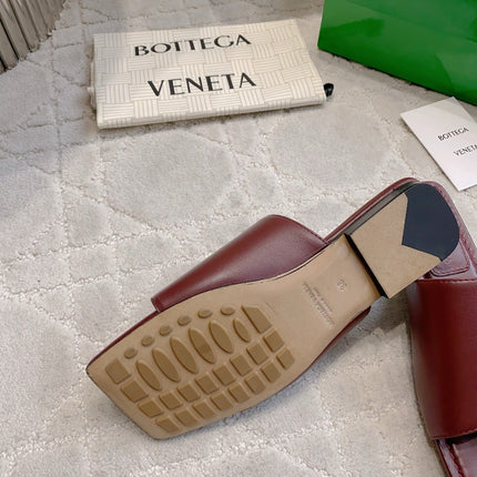 BOTTEGA VENETA 26S FLAT THONG SANDALS IN DARK RED LAMBSKIN