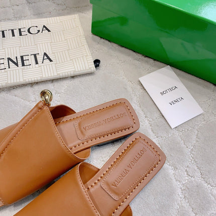 BOTTEGA VENETA 26S FLAT THONG SANDALS IN BROWN LAMBSKIN