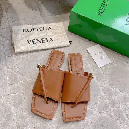 BOTTEGA VENETA 26S FLAT THONG SANDALS IN BROWN LAMBSKIN