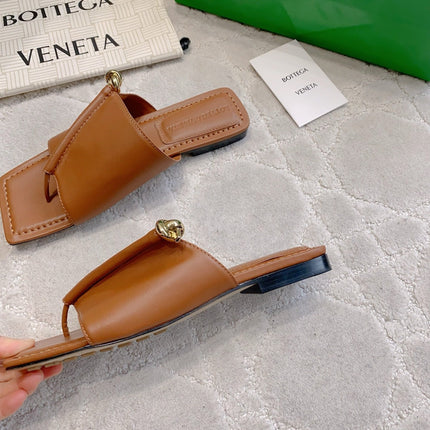 BOTTEGA VENETA 26S FLAT THONG SANDALS IN BROWN LAMBSKIN