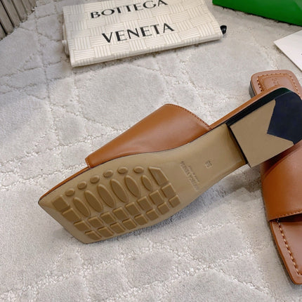BOTTEGA VENETA 26S FLAT THONG SANDALS IN BROWN LAMBSKIN
