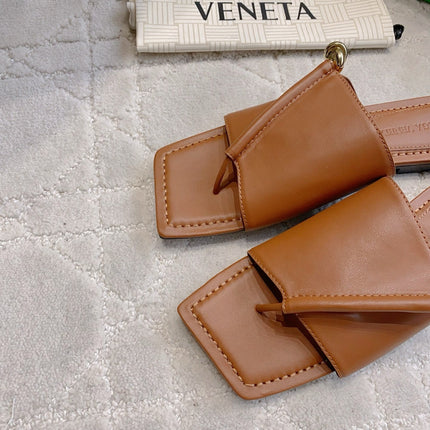 BOTTEGA VENETA 26S FLAT THONG SANDALS IN BROWN LAMBSKIN