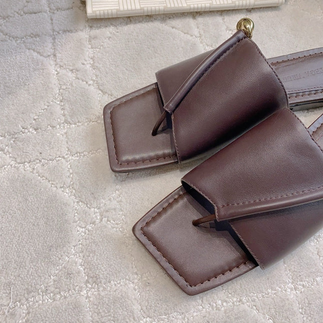 BOTTEGA VENETA 26S FLAT THONG SANDALS IN DARK BROWN LAMBSKIN