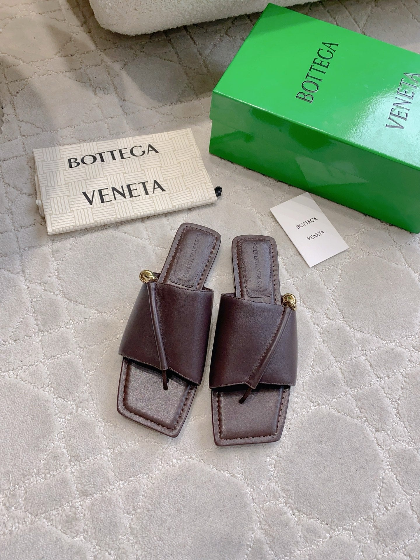 BOTTEGA VENETA 26S FLAT THONG SANDALS IN DARK BROWN LAMBSKIN