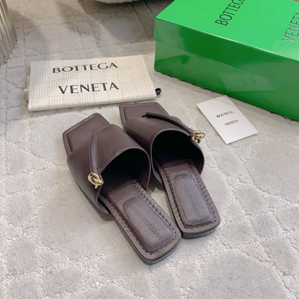 BOTTEGA VENETA 26S FLAT THONG SANDALS IN DARK BROWN LAMBSKIN