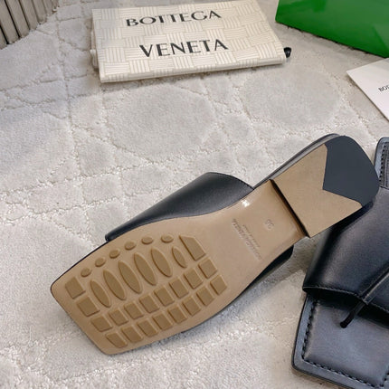 BOTTEGA VENETA 26S FLAT THONG SANDALS IN BLACK LAMBSKIN