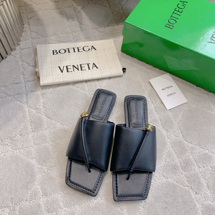 BOTTEGA VENETA 26S FLAT THONG SANDALS IN BLACK LAMBSKIN