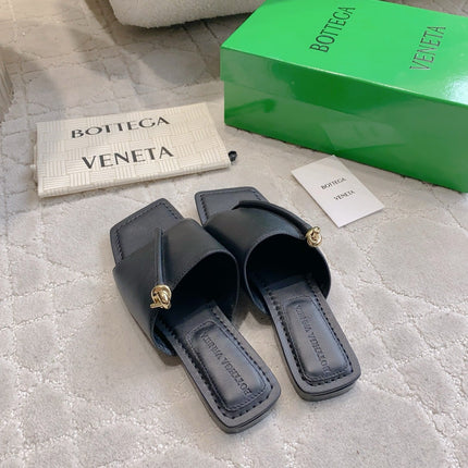 BOTTEGA VENETA 26S FLAT THONG SANDALS IN BLACK LAMBSKIN