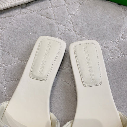 BOTTEGA VENETA 26S SQUARE-TOE SLIDE SANDALS IN CHALK WHITE LAMBSKIN