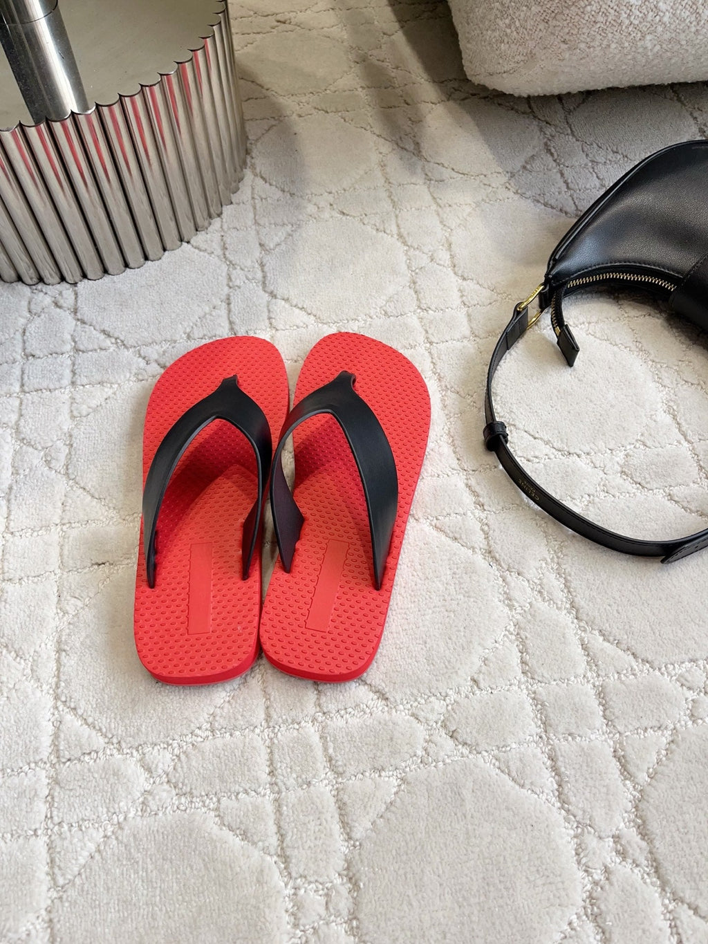 THE ROW 26S THONG SANDALS IN RED RUBBER WITH BLACK STRAPS CALFSKIN
