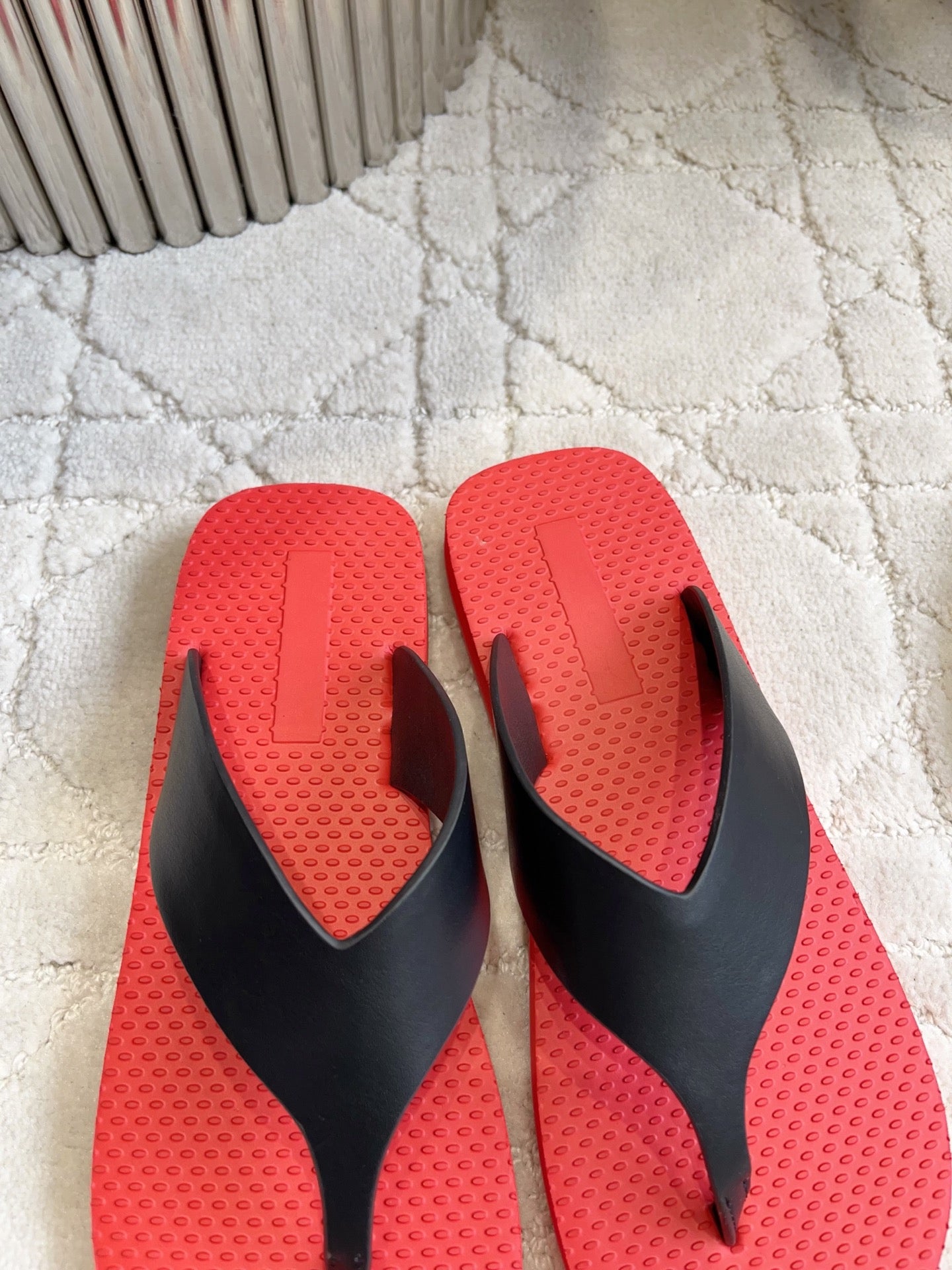 THE ROW 26S THONG SANDALS IN RED RUBBER WITH BLACK STRAPS CALFSKIN