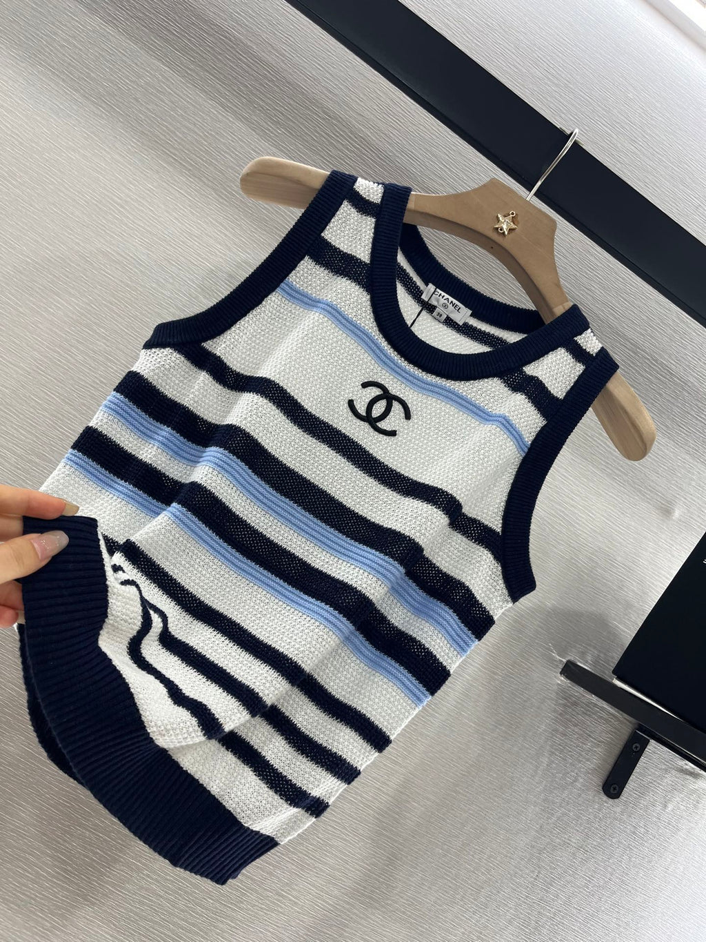 CHANEL STRIPED SLEEVELESS KNIT TOP 263401