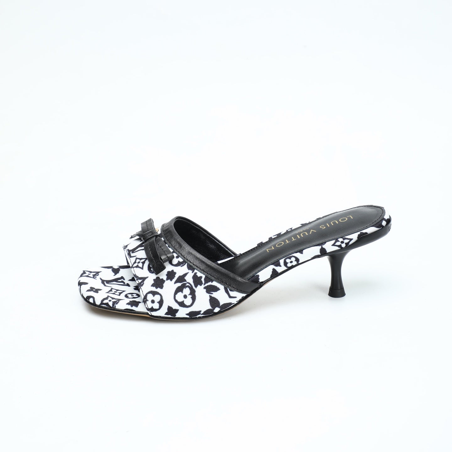 LV 26S HIGH-HEELED MULES 55 MM IN WHITE AND BLACK MONOGRAM CANVAS STYLE 2