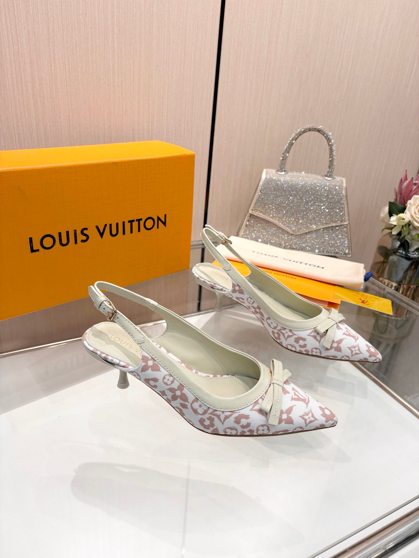 LV 26S BOW-DETAIL SLINGBACK PUMPS 55 MM IN WHITE AND MUTED ROSE PINK MONOGRAM CANVAS