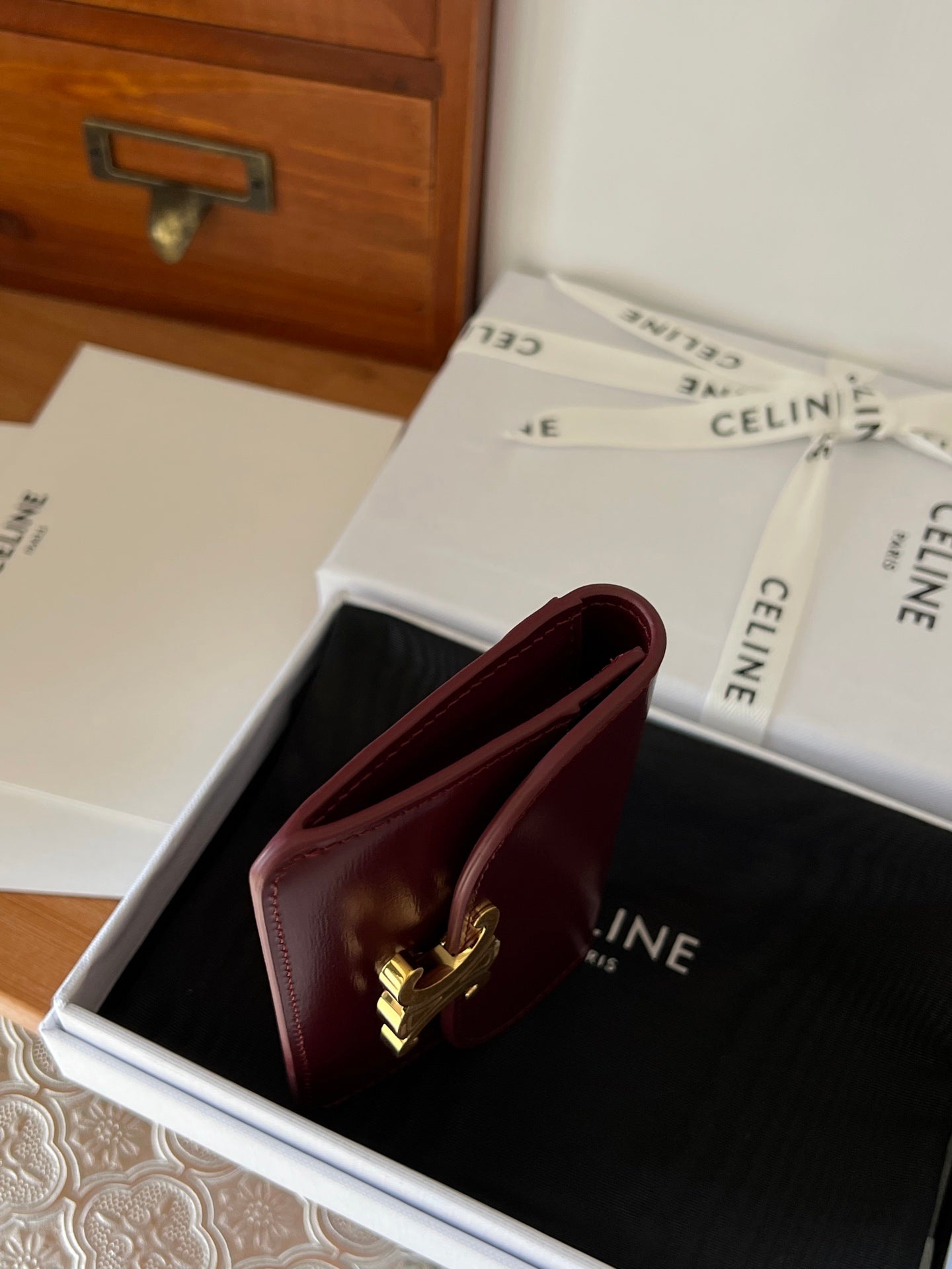 TRIOMPHE WALLET 10 IN BURGUNDY RED CALFSKIN GOLD HARDWARE