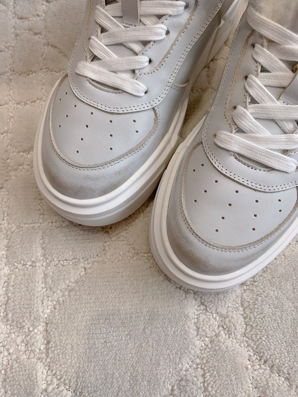 THICK SOLE SNEAKERS IN CHROME GRAY LAMBSKIN WITH RABBIT FUR LINING