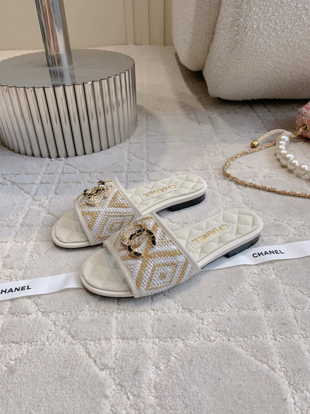 FLAT SANDALS LOGO STONE AND CHAIN IN WHITE LAMBSKIN WITH RAFFIA