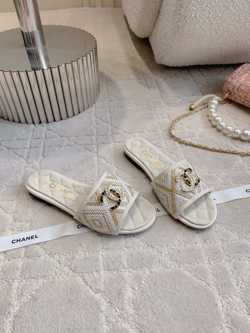 FLAT SANDALS LOGO STONE AND CHAIN IN WHITE LAMBSKIN WITH RAFFIA