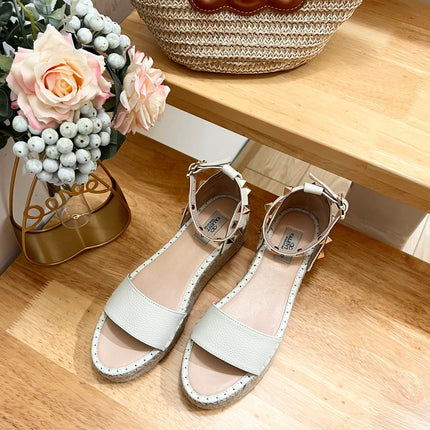 ROCKSTUD FLATFORM SANDAL IN WHITE CALFSKIN