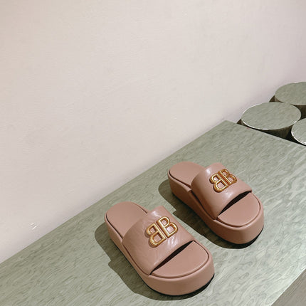 RISE SANDALS IN BEIGE SHINY LAMBSKIN GOLD BUCKLE