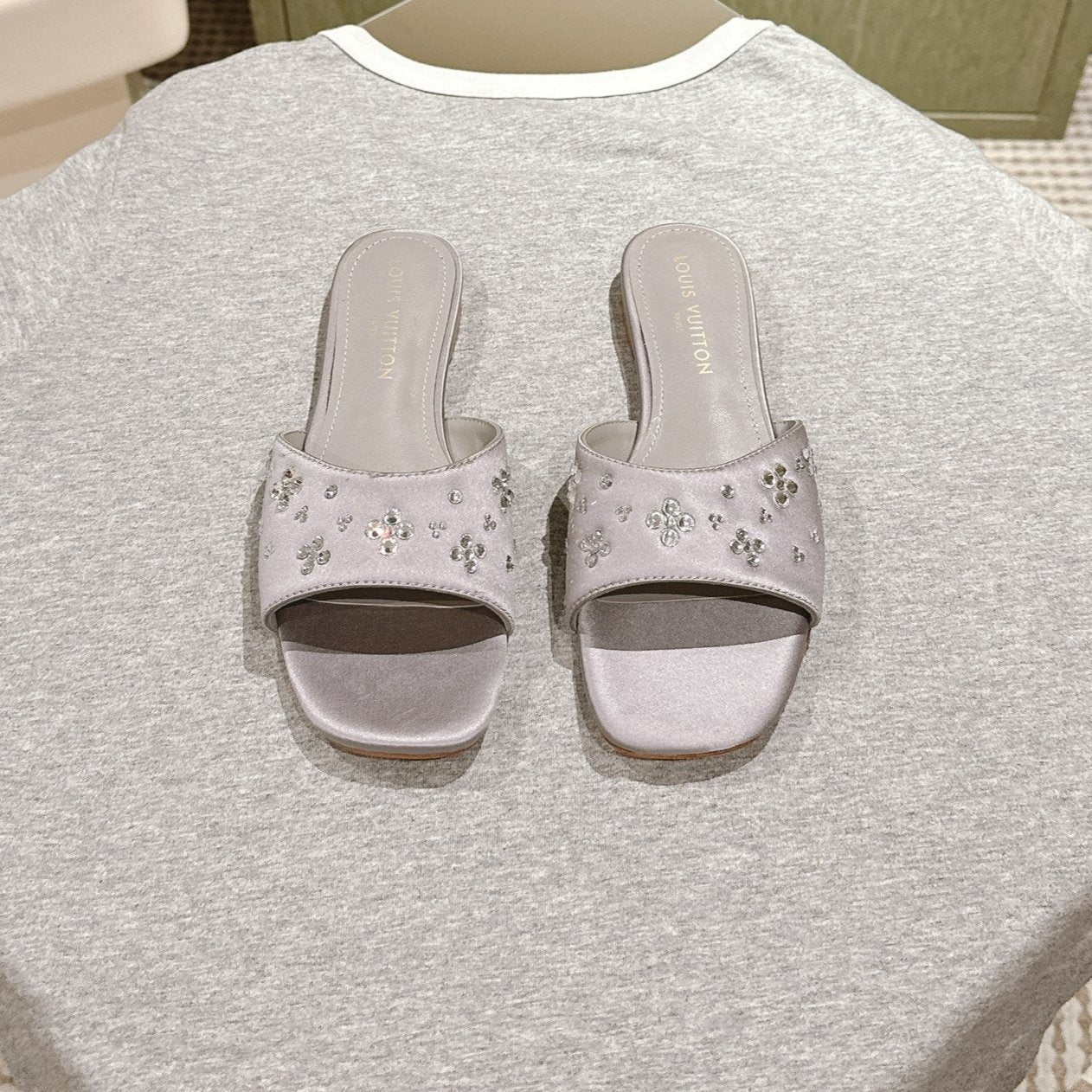 LV WOMEN FLAT MULE IN PASTEL PURPLE SATIN WITH RHINESTONE
