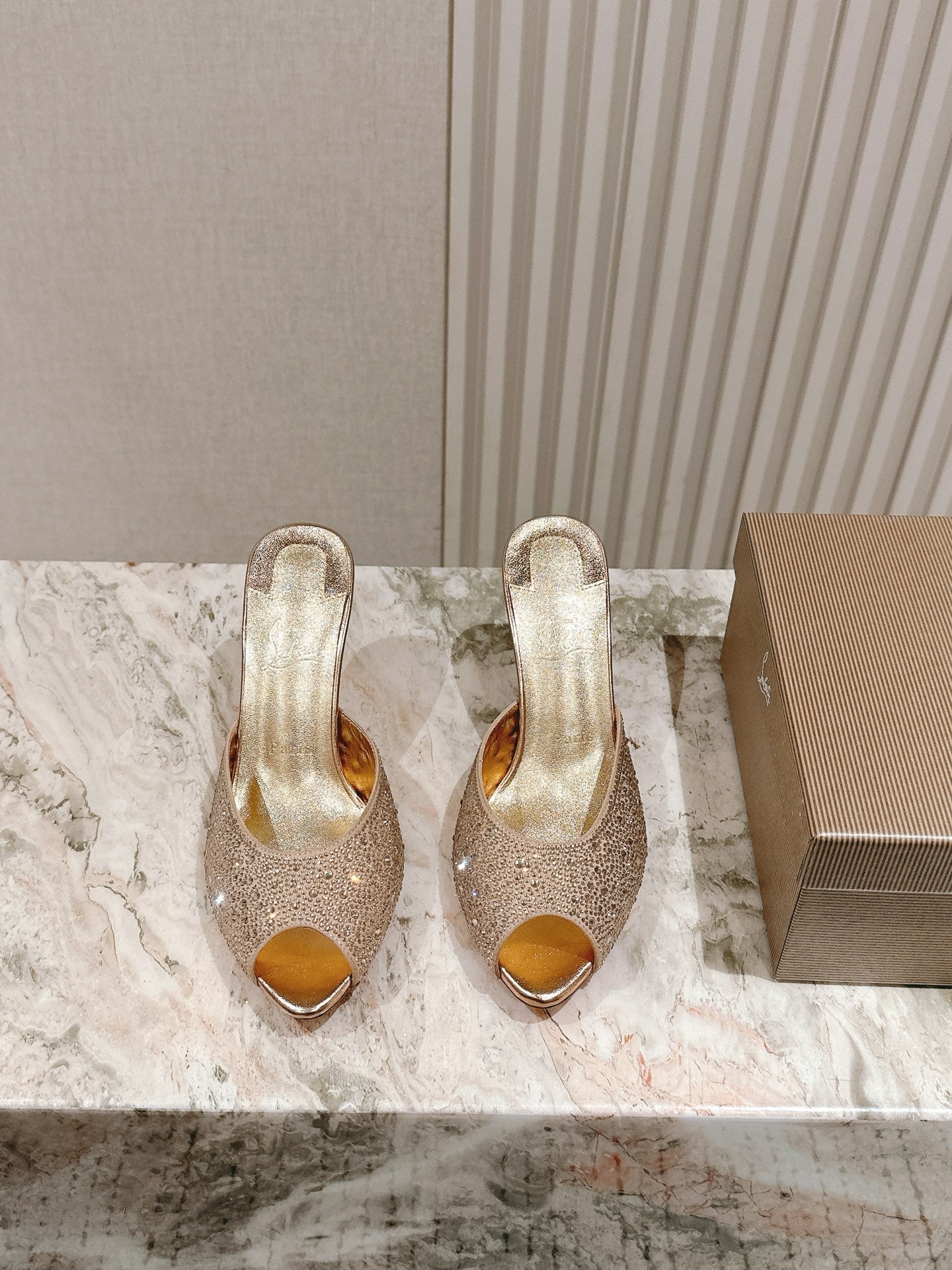 DOLLY STRASS SOLE SLIDE SANDALS 85MM IN GOLD-TONE CALFSKIN
