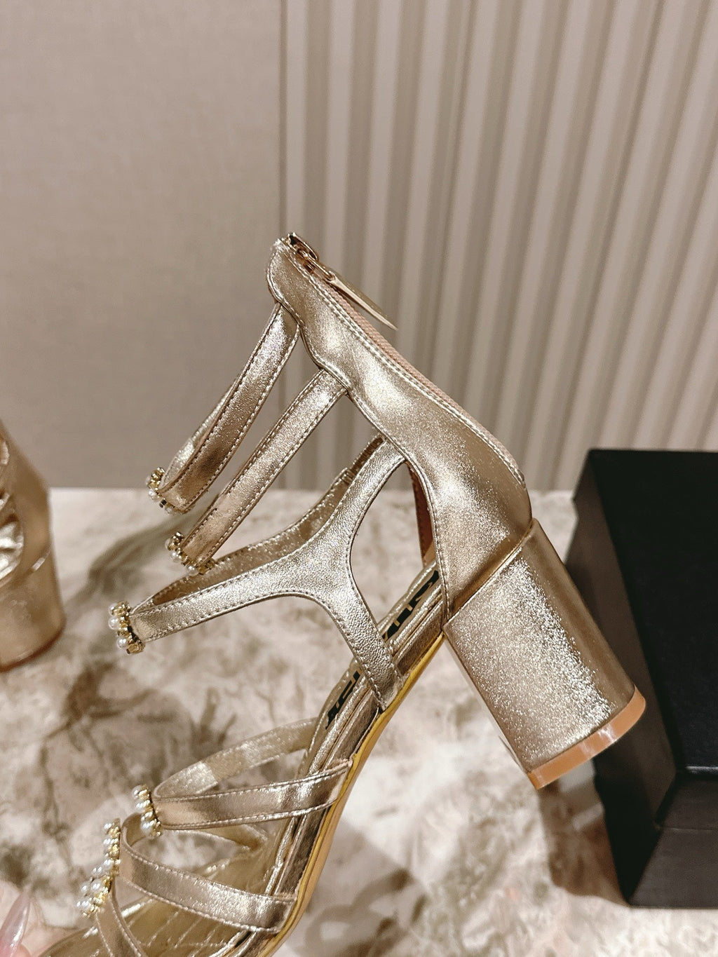 CC HIGH SANDAL 25S IN GOLD LAMBSKIN PEARL FLOWERS