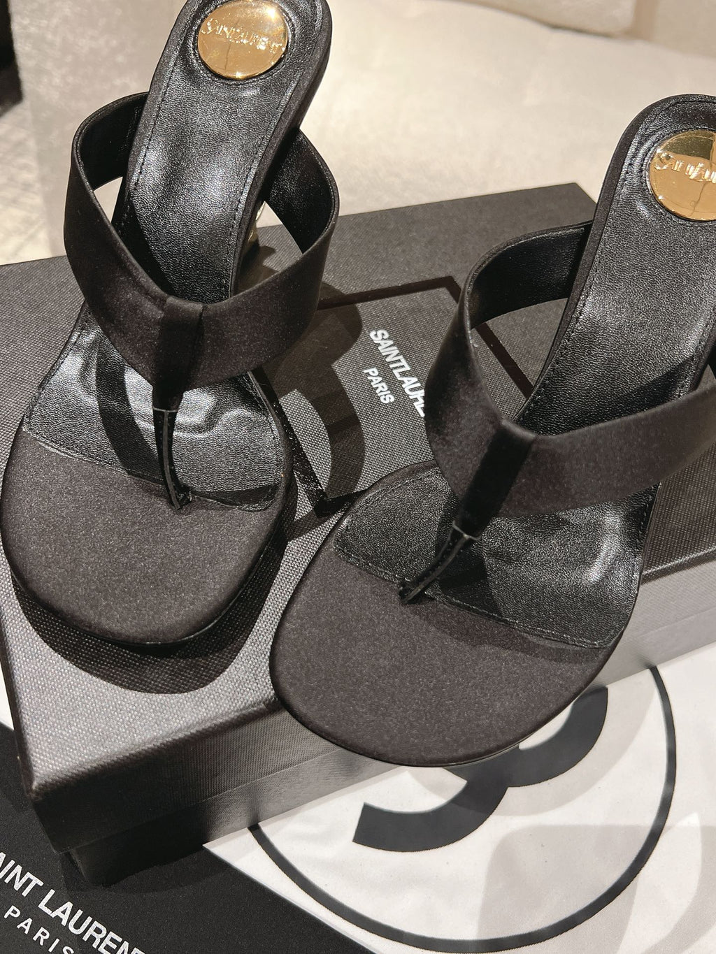 YSL 26S HEELED THONG SANDALS 85 MM IN BLACK SATIN