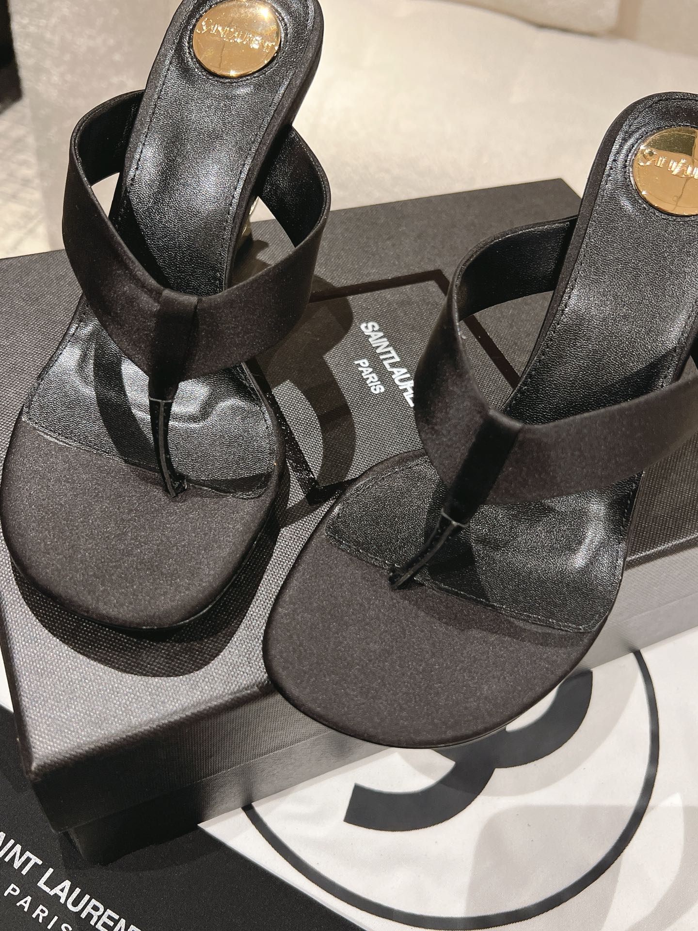 YSL 26S HEELED THONG SANDALS 85 MM IN BLACK SATIN