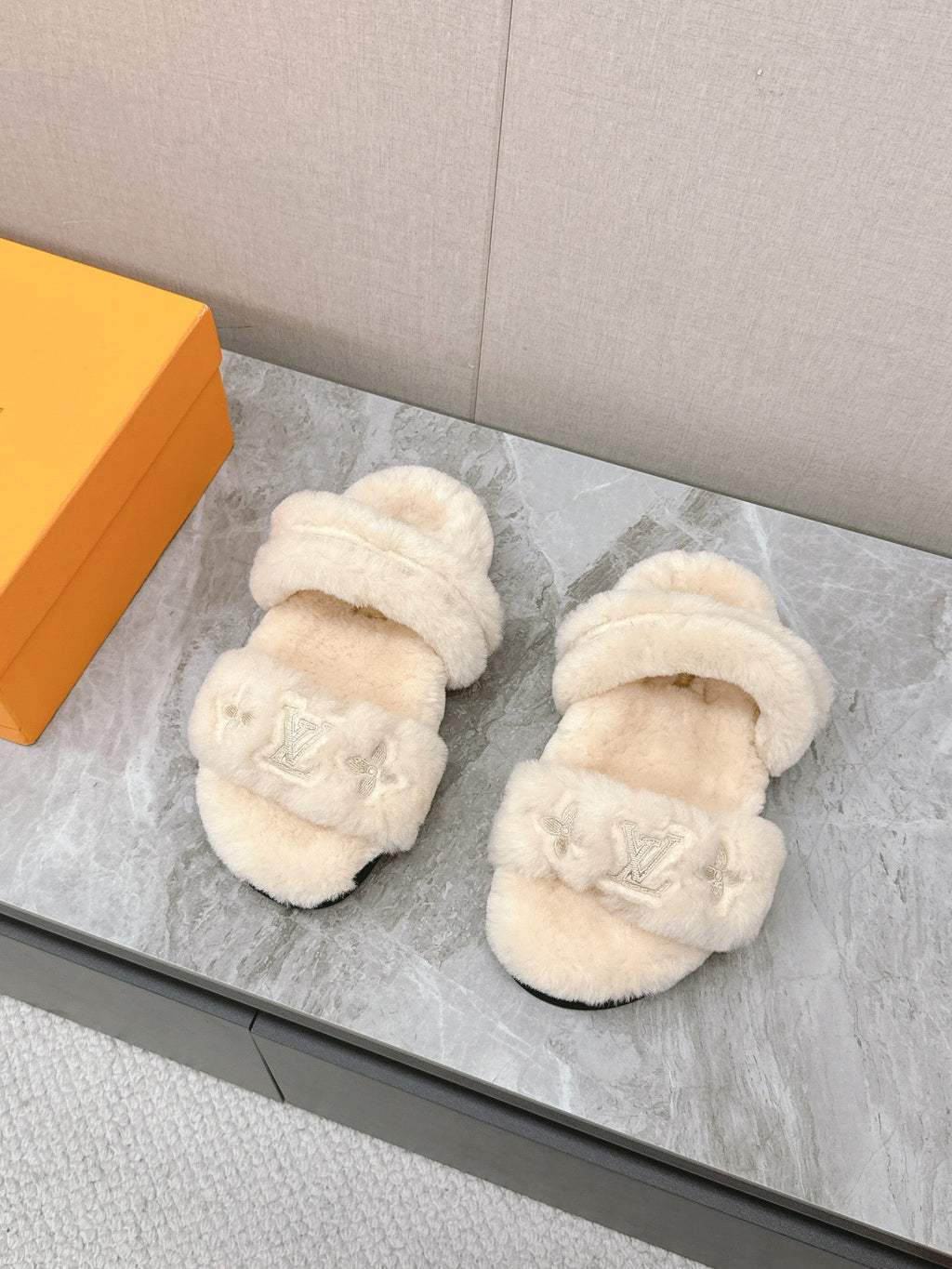 LV MULE SANDALS IN LIGHT BEIGE SHEARLING