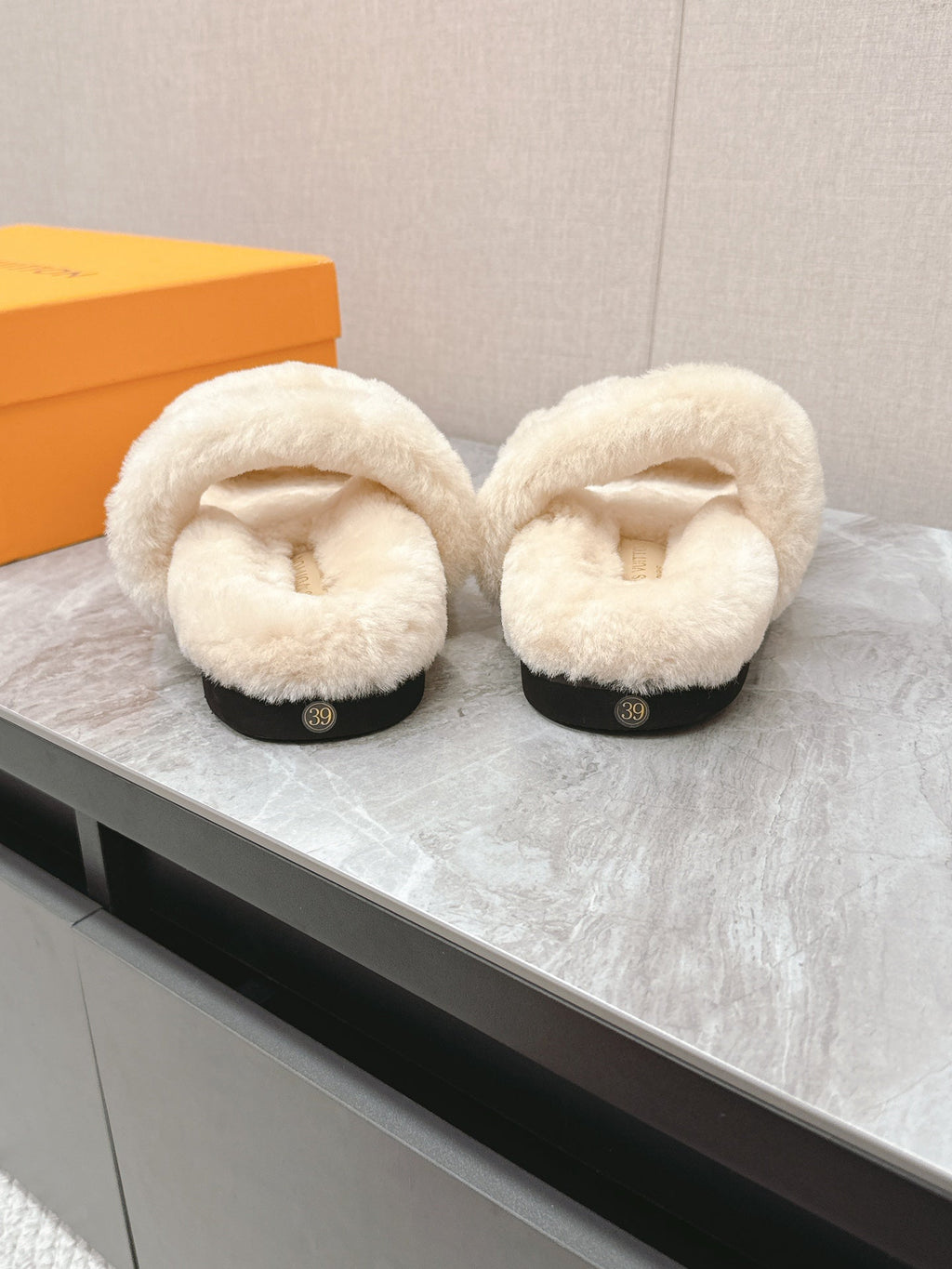 LV MULE SANDALS IN LIGHT BEIGE SHEARLING