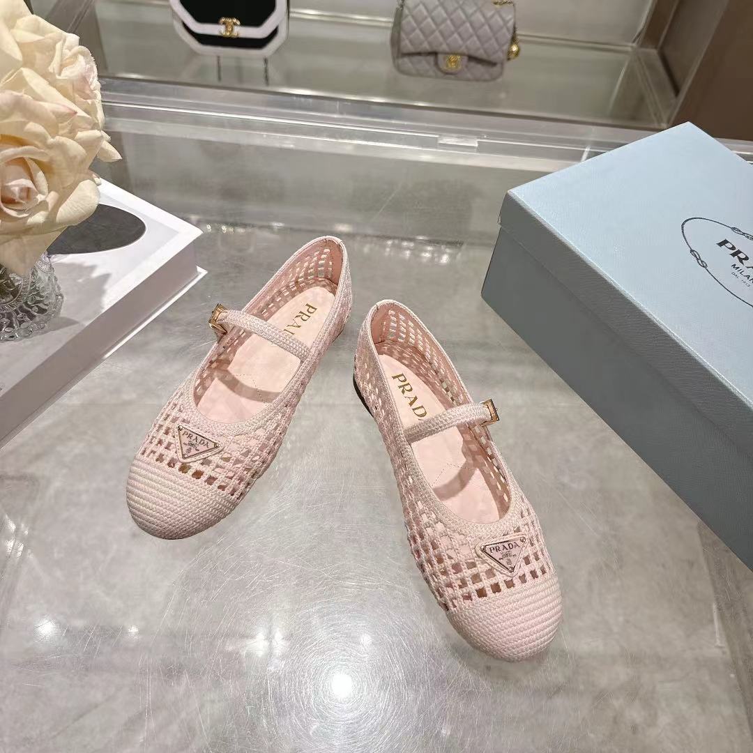 PRADA 26S LOGO PLAQUE MARY JANE FLATS IN LIGHT PINK WOVEN FIBER