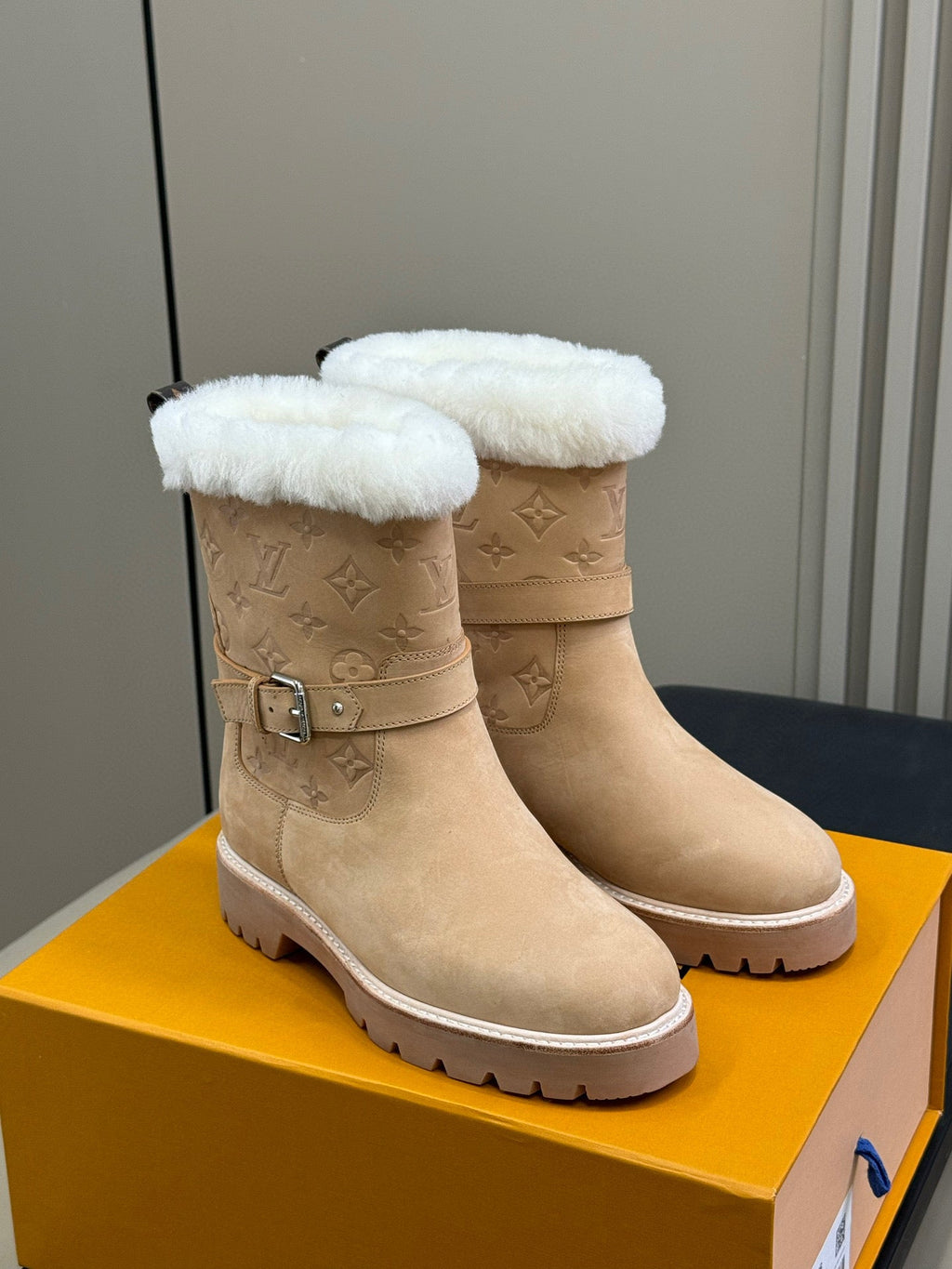 LV TERRITORY ANKLE BOOT IN BROWN AND WHITE SHEARLING LINING.