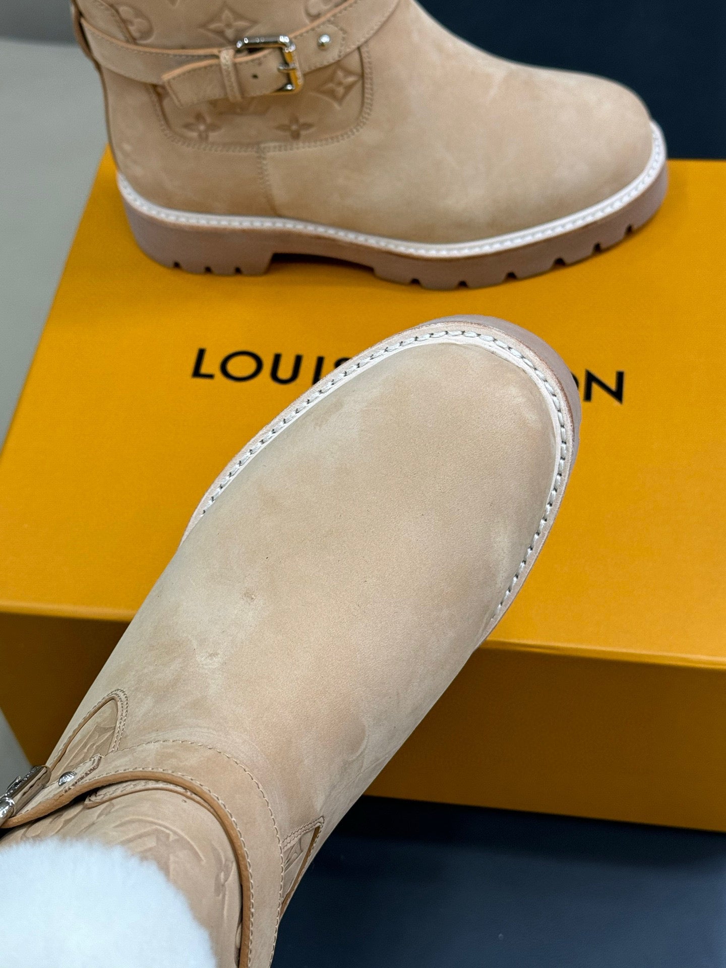 LV TERRITORY ANKLE BOOT IN BROWN AND WHITE SHEARLING LINING.