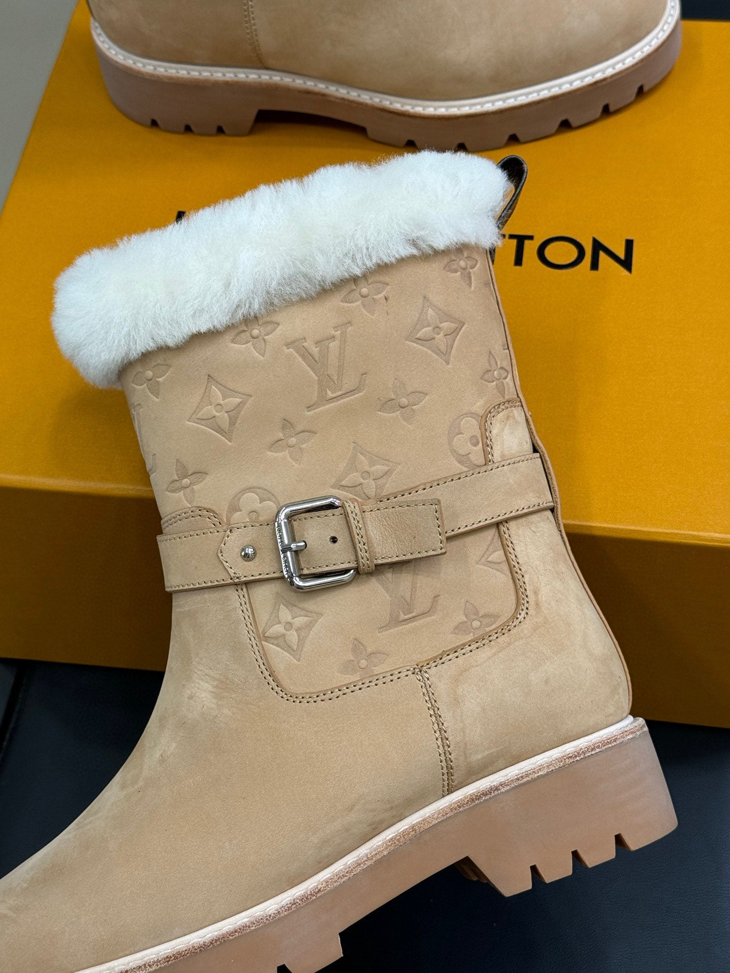 LV TERRITORY ANKLE BOOT IN BROWN AND WHITE SHEARLING LINING.