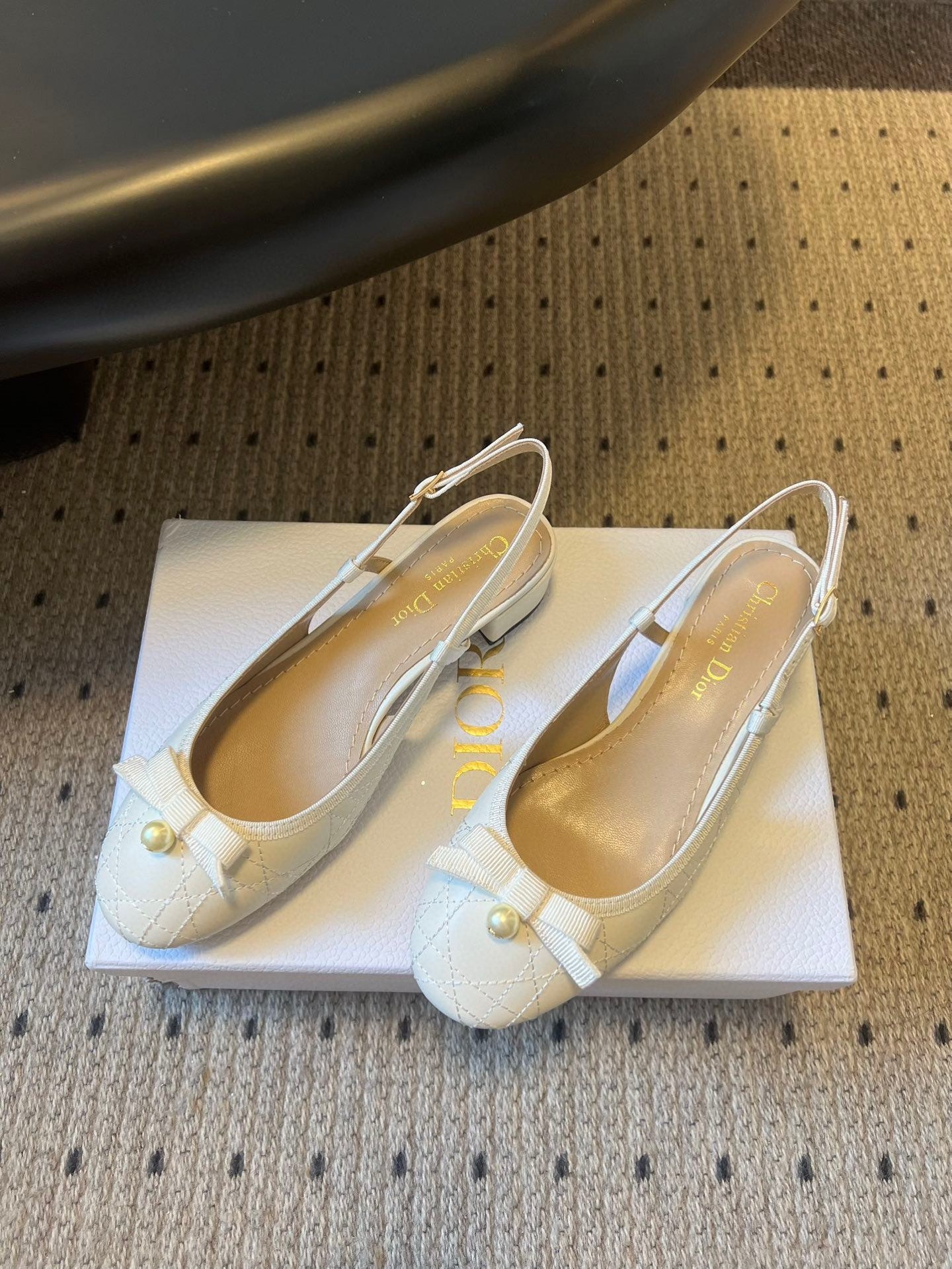 DIOR 26S OPEN BACK SANDALS IN CREAM WHITE CALFSKIN WITH PEARL BOW